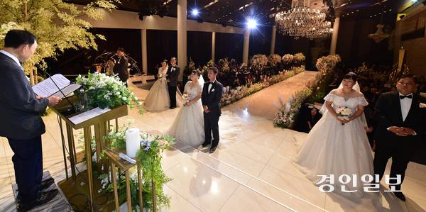 13일 오후 인천시 미추홀구 CN천년부페웨딩홀 주안점에서 사회복지법인 백암재단이 주최한 한마음 합동 결혼식이 진행되고 있다. 2025.6.13 /조재현기자 jhc@kyeongin.com