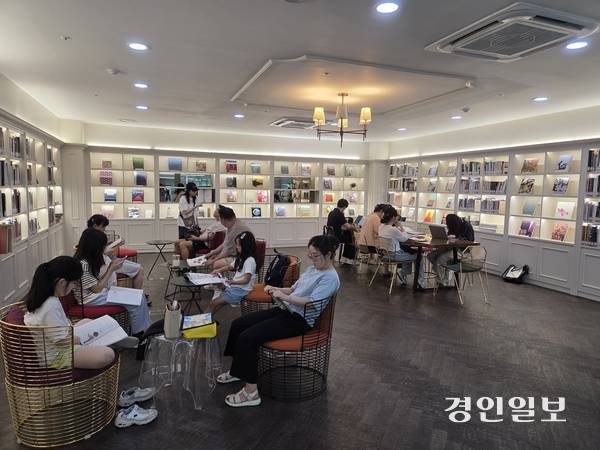 의정부미술도서관 기증존에서 시간을 보내고 있는 시민들. /오수진기자 nuri@kyeongin.com