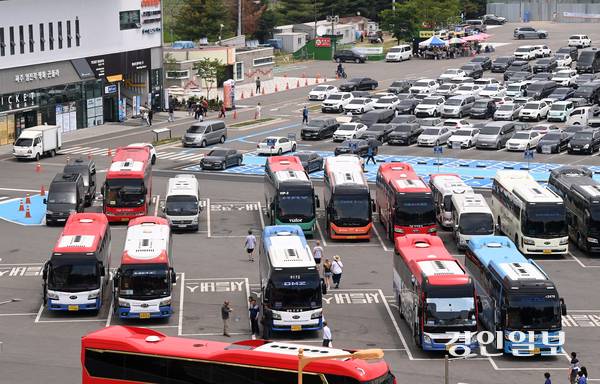 휴일인 15일 오전 파주시 임진각평화누리공원이 안보관광을 하러 온 관광객들로 북적이고 있다. 2025.6.15 /최은성기자 ces7198@kyeongin.com