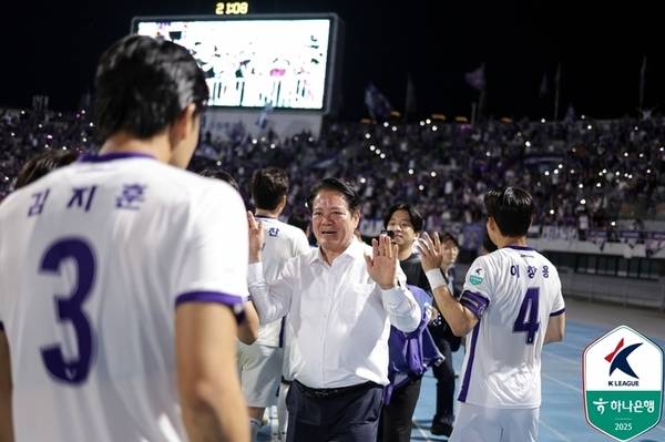 FC안양 구단주인 최대호 안양시장이 승리한 선수들을 축하해주고 있다. 2025.6.14 /한국프로축구연맹 제공