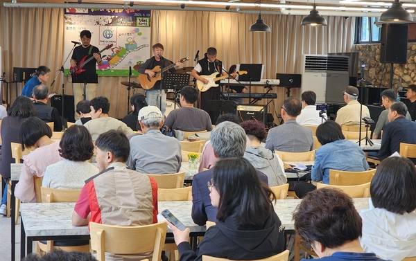 지난 13일 강화도 우리마을에서 펼쳐진 공연에서 한 참가 밴드가 연주하고 있다. 2025.6.13 /정진오기자 schild@kyeongin.com