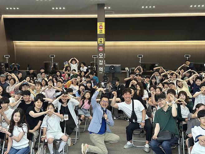 ▲ 15일 인천 서구 청라국제도시 내 한국토지주택공사(LH) 부천대장 A7, A8블록 주택전시관에서 '역사 속 인천이야기'를 주제로 강연한 최태성 강사와 주민들이 기념촬영을 하고 있다. /사진제공=한국토지주택공사(LH) 인천지역본부