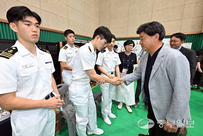 14일 오후 광주시문화스포츠센터 다목적체육관에서 열린 광주시대학입시박람회를 찾은 방세환 광주시장이 해군사관생도들과 인사를 나누고 있다. 노민규기자