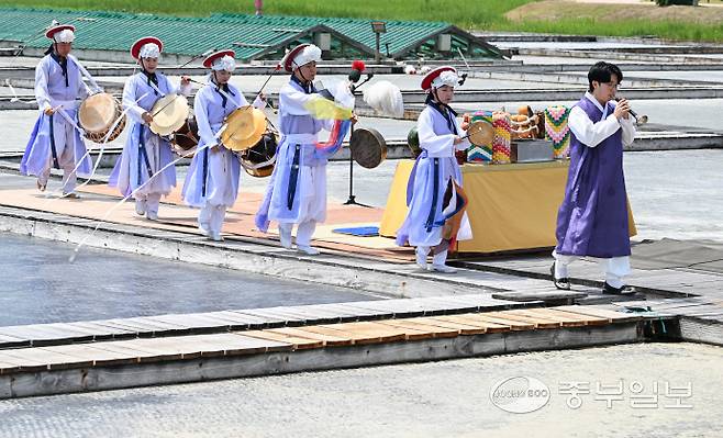15일 오전 시흥시 갯골생태공원 염전체험장에서 열린 제8회 시흥염전소금제에서 시흥시립전통예술단이 소금 풍년을 기원하는 길놀이 공연을 선보이고 있다. 임채운기자