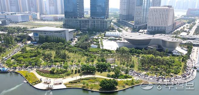 초여름 뙤약볕도 굿마켓을 향한 발걸음을 막진 못했다. 14일 인천시 연수구 송도 센트럴파크를 따라 펼쳐진 매대마다 누군가의 시간이 깃든 물건들이 조용히 놓였고, 사람들은 그 속에서 저마다의 추억을 발견했다. 아이는 낡은 장난감을 건네며 웃었고, 어른은 오래된 책에 머물렀다. 2025 송도굿마켓은 기부로 이어지는 나눔의 마음과 버스킹의 선율, 우산 아래 피어난 대화들. 물건만 사고판 게 아니었다. 이곳에선 마음이 오가고, 주말 오후가 조용히 빛나고 있었다.정선식기자