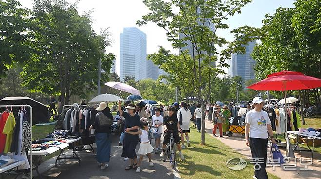 14일 인천시 연수구 송도 센트럴파크에서 열린 송도굿마켓 행사에서 시민들이 물건을 고르고 있다.정선식기자