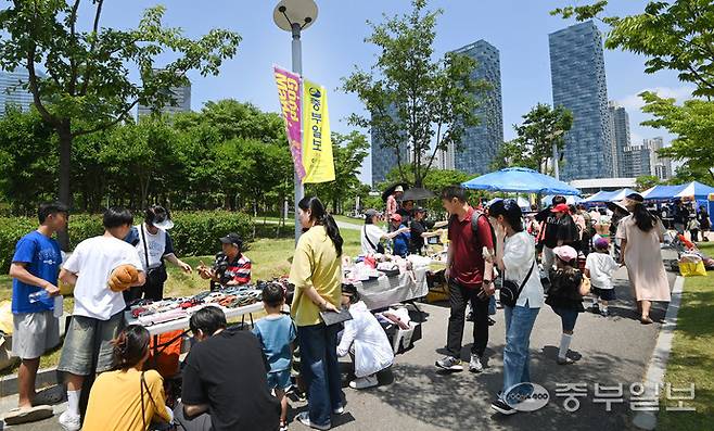 14일 인천시 연수구 송도 센트럴파크에서 열린 송도굿마켓 행사에서 시민들이 물건을 고르고 있다.정선식기자