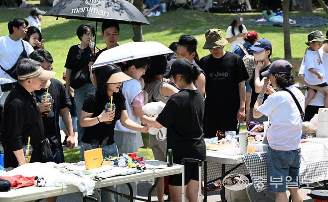 14일 인천시 연수구 송도 센트럴파크에서 열린 송도굿마켓 행사에서 시민들이 물건을 고르고 있다.정선식기자