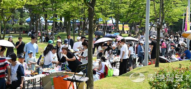 14일 인천시 연수구 송도 센트럴파크에서 열린 송도굿마켓 행사에서 많은 시민들이 물건을 고르고 있다.정선식기자