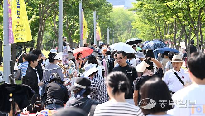 2025 송도굿마켓 행사에서 시민들이 행사장을 둘러보고 있다.정선식기자