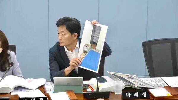 지난&nbsp;12일 제144회 정례회 문화환경도시위원회 행정사무감사에서 박해정 의원이 마산 3.15아트홀 지하에 있는 창원시립합창단 공간을 사진으로 보여주고 있다. /창원시의회