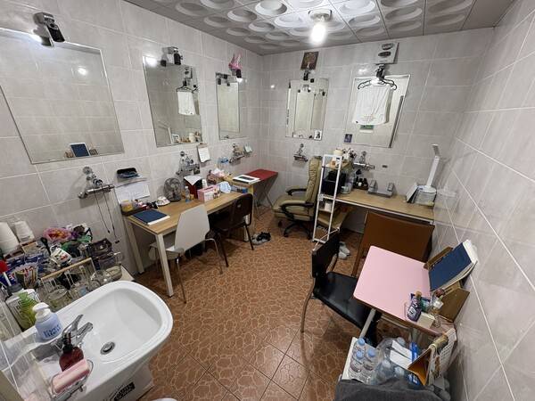 창원시립합창단 단원들이 마산 3.15아트홀 지하 1층 연습실 옆에 있는 샤워실에 집기를 놓고 휴게 공간, 개인 연습, 개인 업무 공간으로 활용하고 있다. /주성희 기자