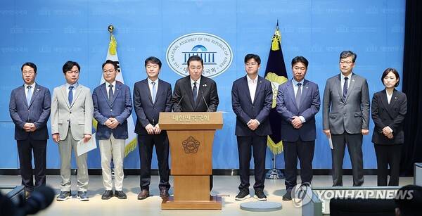 더불어민주당 김병기 신임 원내대표가 15일 서울 여의도 국회 소통관에서 원내대표단 인선을 발표하고 있다. 왼쪽부터 문금주 대변인, 김현정 대변인, 허영 정책수석, 문진석 운영수석, 김병기 원내대표, 박상혁 소통수석, 이기헌 비서실장, 김남근 민생부대표, 백승아 대변인. /연합뉴스