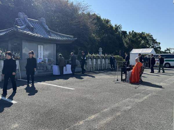 지난해 11월 일본 효고현 아이오이시에 있는 한국·조선인 무연고자 위령비 앞에서 위령제가 진행되고 있다. /아이오이평화기념비를지키는모임