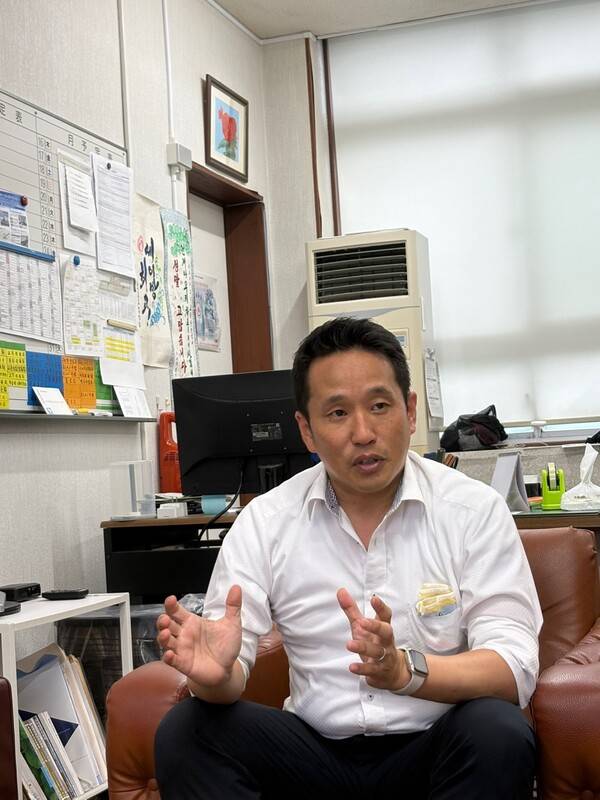 서병조 세이방조선초중급학교장이 경남도민일보와 인터뷰하고 있다. /서동진 기자