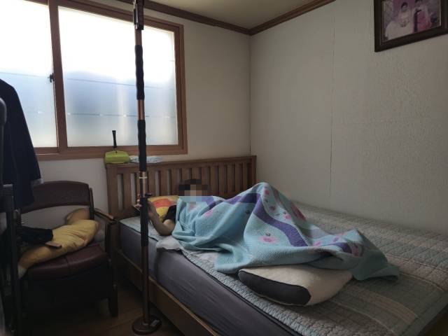 지난 4월 25일 방문한 대구 동구의 한 빌라. 김가람(20·가명) 씨는 이곳에서 거동이 어려운 할머니를 돌보며 생활한다. 사진은 침대에 온종일 누워 있는 할머니의 모습. 김지효 기자