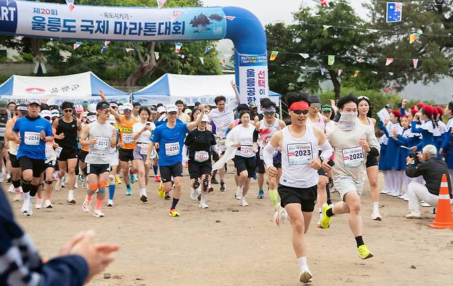독도지키기 울릉도 국제마라톤대회 참가자들이 힘찬 레이스를 시작하고 있다. /울릉군