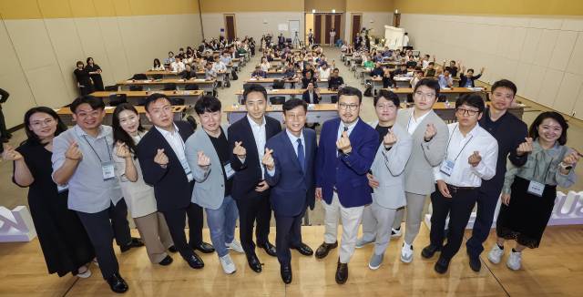 지난 12일 부산항국제컨벤션센터(BPEX)에서 열린 해양산업르네상스 발표자와 참가자들이 ‘손하트’를 날리고 있다. 김종진 기자 kjj1761@