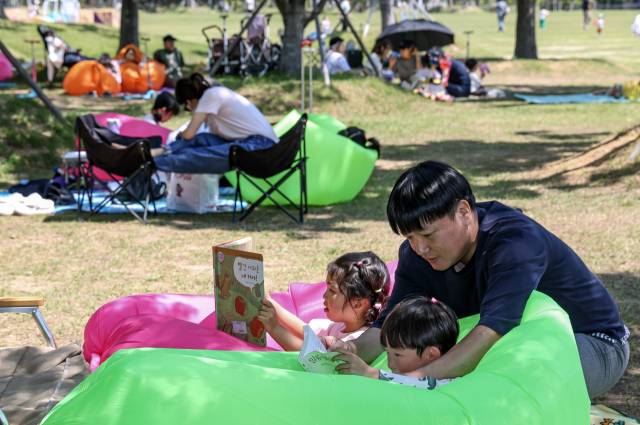 부산시민공원 하야리아 잔디광장에서 열린 ‘잔디밭 도서관’ 모습. 부산일보DB