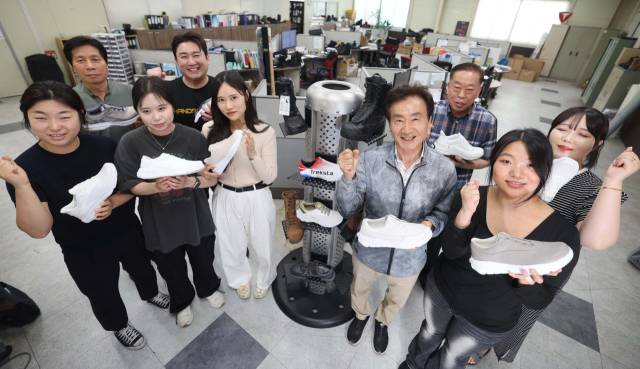 부산 강서구 트렉스타 본사에서 직원들과 화이팅을 외치고 있다. 이재찬 기자 chan@