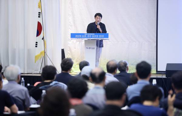 김동하 국가유산청 국립경주문화유산연구소 불교문화유산 담당이 13일 오후 경주시 The-K호텔 경주에서 열린 2025 경북문화포럼 '천년의 숨결, 경주 남산을 담다' 에서 '경주 남산 불교유적의 분포와 성격'에 대해 주제발표를 하고 있다. 정훈진 기자 jhj131@kyongbuk.com