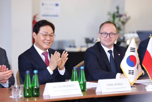 경남대표단(단장 박완수 도지사)이 13일 오전(현지시간), 폴란드 포모르스키에주를 공식 방문해 마르친 스퀴에라프스키(Marcin Skwierawski) 부총리와 면담하고, 양 지역 간 교류, 협력 강화를 위한 협의서를 체결했다./경남도/