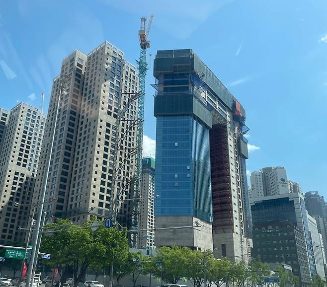 대구 수성구 범어동 엣 대구MBC 자리에 들어서는 '어나드범어' 공사 현장. <영남일보 DB>