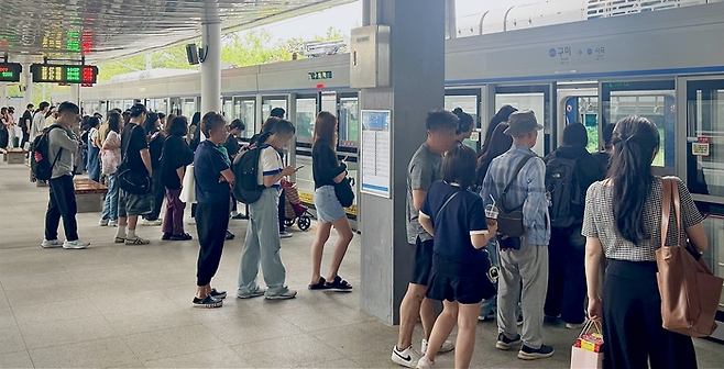 13일 오후 2시 30분쯤 구미역에서 승객들이 대경선에 탑승하고 있다. 박영민 기자.