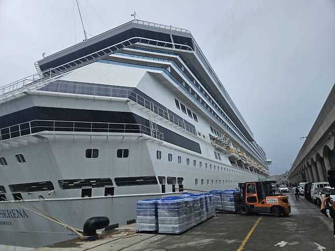 서귀포시 강정항에 정박해 있는 코스타 세레나호.