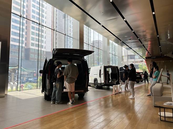 15일 기아 인천 플래그십 스토어에서 가망 고객들이 PV5를 살펴보고 있다. 사진= 이상진