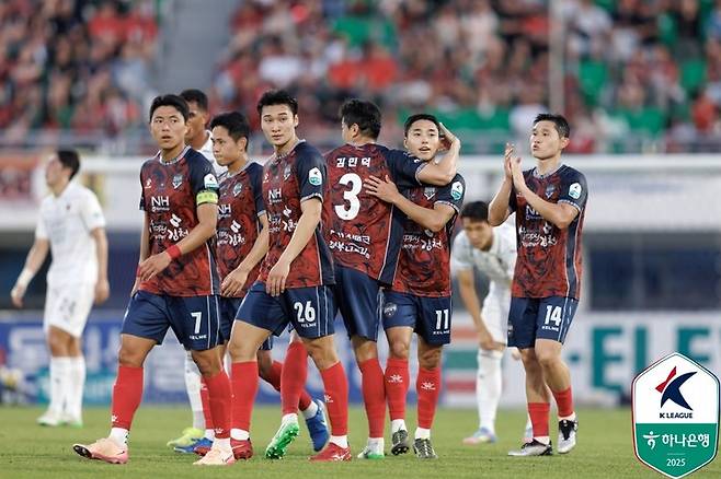 14일 김천종합운동장에서 열린 포항 스틸러스전에서 이동준(11번)의 선제골이 나오자 함께 기뻐하는 김천 상무 선수들