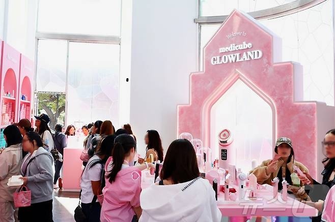 에이피알 메디큐브 LA 글로우랜드 팝업 (에이피알 제공)