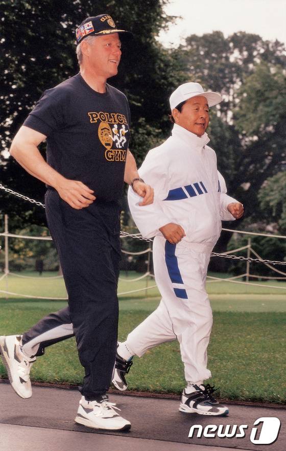 김영삼 전 대통령은 1993년 청와대에서 빌 클린턴 전 미국 대통령과 조깅 외교를 선보인데 이어 1995년 7월 28일 백악관을 방문했을 때도 클린턴 전 대통령과 함께 조깅을 했다. (사진가 김녕만의 산문집 '대통령이 뭐길래')2015.11.22/뉴스1