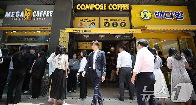 서울 시내에 위치한 저가 브랜드 커피 매장 앞에서 시민들이 줄지어 음료를 구매하고 있다. 2024.7.1/뉴스1 ⓒ News1 임세영 기자