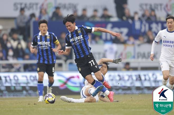 인천과 수원의 지난 3월 경기 모습(한국프로축구연맹 제공)