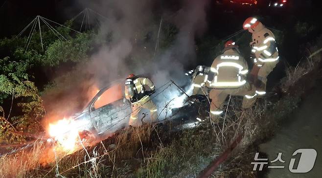 15일 오전 3시38분쯤 경북 영천시 임고면 매호리의 농로에 떨어진 차에서 불이나 소방 당국이 진화하고 있다.(경북소방본부 제공. 재판매 및 DB 금지)2025.6.15/뉴스1