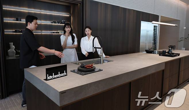 12일 서울 강남구 한샘 플래그십 논현에서 한샘의 프리미엄 키친 브랜드 '키친바흐' 신제품이 공개되고 있다. 키친바흐는 최고 수준의 디자인과 함께, 슈퍼 E0 등급의 고급 친환경 자재를 사용한 것이 특징이다. 2025.6.12/뉴스1 ⓒ News1 박지혜 기자