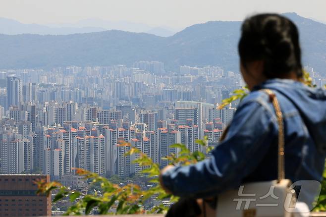 서울 아파트값이 19주 연속 상승세를 보인 12일 서울 남산을 찾은 외국인이 도심 아파트단지 등을 바라보고 있다.  ⓒ News1 박정호 기자