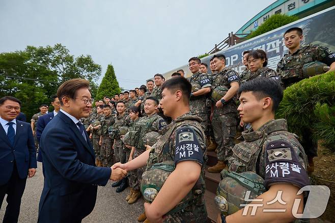 이재명 대통령이 지난 13일 경기도 연천군 육군 25사단 비룡전망대를 방문해 장병들을 격려하고 있다. (이재명 대통령 SNS. 재판매 및 DB 금지) 2025.6.14/뉴스1 ⓒ News1 박지혜 기자