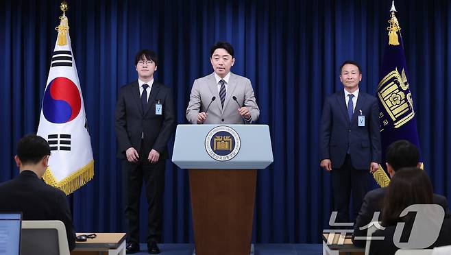 강훈식 대통령 비서실장이 15일 서울 용산구 대통령실 청사에서 인선 관련 브리핑을 하고 있다. 왼쪽부터 하정우 AI 미래기획수석, 강 비서실장, 김현종 국가안보실 1차장. 2025.6.15/뉴스1 ⓒ News1 박지혜 기자