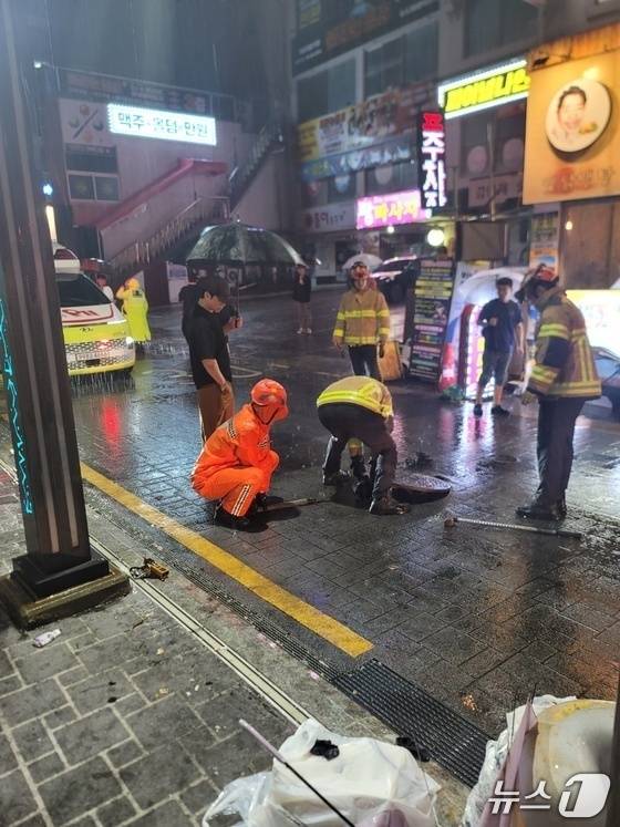 14일 오전 2시 33분쯤 부산 연제구 연산동에 닫혀있지 않던 맨홀 구멍에 대해 소방이 안전조치를 취하고 있다.(부산소방재난본부 제공. 재판매 및 DB 금지)