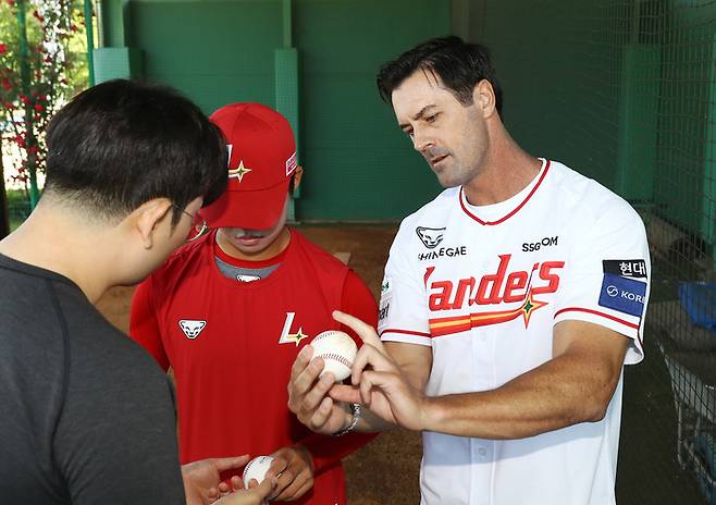 11일 강화SSG퓨처스필드에서 열린 레전드 멘토링 데이에서 콜 해멀스(오른쪽)가 그립을 설명하고 있다. 사진 | SSG 랜더스