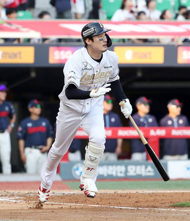 SSG 오태곤이 14일 인천SSG랜더스필드에서 열린 2025 KBO리그 롯데전에서 적시타를 치고 있다. 사진 | SSG 랜더스