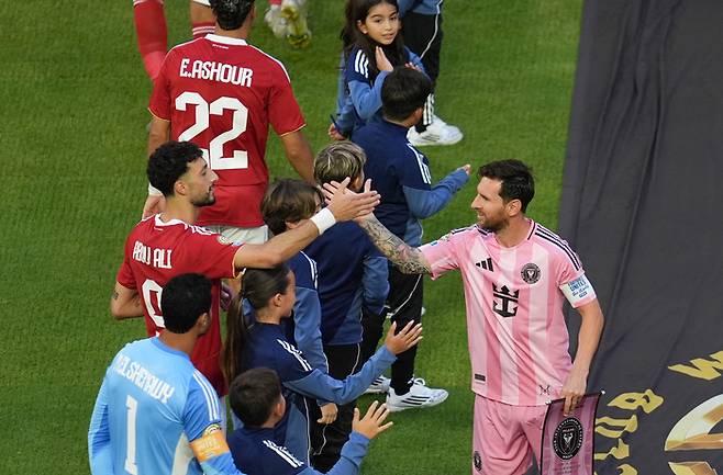 클럽월드컵 개막전에서 인터 마이애미의 리오넬 메시(오른쪽)가 상대 선수와 손을 맞잡고 있다. 사진 | 마이애미=신화연합뉴스