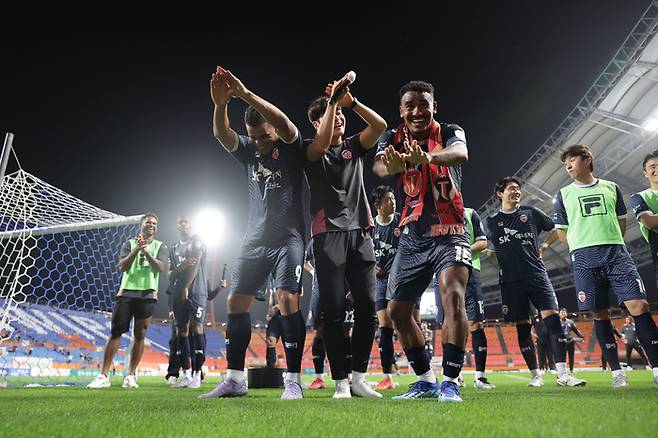 돌고래 세리머니를 펼치는 유리(왼쪽에서 첫 번째)와 데닐손(오른쪽에서 첫 번쨰). 사진 | 제주