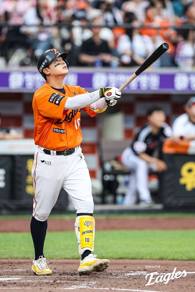 이진영이 타구를 바라보고 있다. 사진 | 한화 이글스