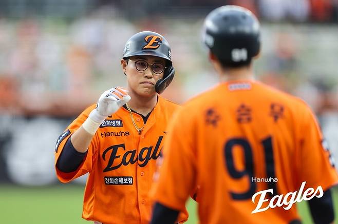 채은성이 적시타를 친 뒤 추승우 코치와 하이파이브를 하고 있다. 사진 | 한화 이글스