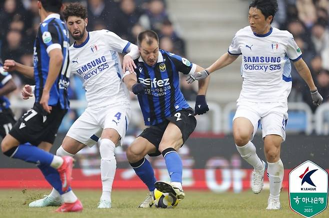 하나은행 K리그2 2025 2라운드에서 맞붙은 수원 삼성과 인천 유나이티드. 사진┃한국프로축구연맹