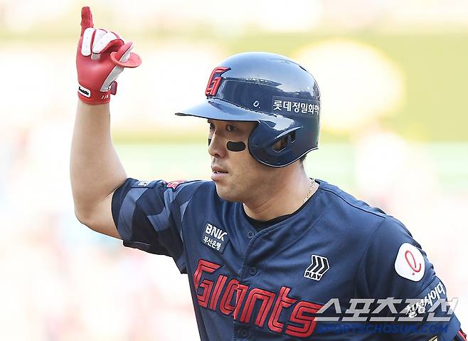 14일 인천 SSG랜더스필드에서 열린 롯데-SSG전. 6회초 2사 1, 3루 전준우가 1타점 적시타를 친 후 기뻐하고 있다. 인천=정재근 기자 cjg@sportschosun.com/2025.6.14/