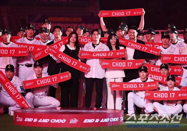 14일 인천 SSG랜더스필드에서 롯데-SSG전 종료 후 추신수의 은퇴식이 열렸다. 추신수가 가족, 선수들과 함께 기념사진을 찍고 있다. 인천=정재근 기자 cjg@sportschosun.com/2025.6.14/